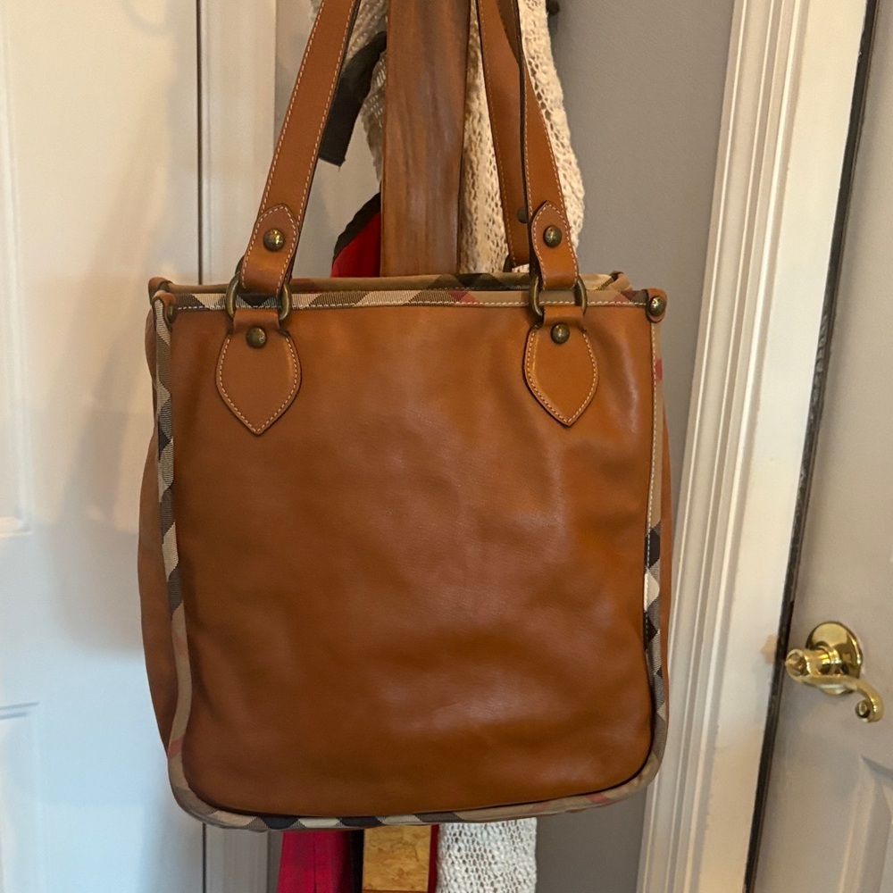 Burberry 💯 Leather Tote Bag - Picture 14 of 16